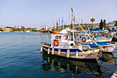 Hafen mit Fischerbooten in Kos-Stadt auf der Insel Kos in Griechenland