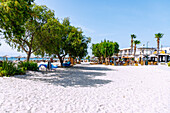 Sandstrand und Strandpromenade mit Tavernen und Cafés in Marmari auf der Insel Kos in Griechenland