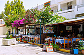 Tavernen und Kapelle Evangelistria am Dorfplatz Platia Agiou Nikolaou von Pyli (Pili) auf der Insel Kos in Griechenland