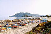 Agios Stefanos Beach mit Ausblick auf die Insel Kastri mit der Kapelle Agios Nikolaos und die Bucht von Kefalos auf der Insel Kos in Griechenland 