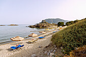 Agios Stefanos Beach mit Ausblick auf die Insel Kastri mit der Kapelle Agios Nikolaos und die Bucht von Kefalos auf der Insel Kos in Griechenland 