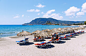 Agios Stefanos Beach mit Ausblick auf die Insel Kastri mit der Kapelle Agios Nikolaos und die Bucht von Kefalos auf der Insel Kos in Griechenland 