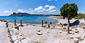 frühchristliche Basilika Agios Stefanos mit Ausblick auf die Insel Kastri mit der Kapelle Agios Nikolaos, auf die Bucht von Kefalos und Agios Stefanos Beach auf der Insel Kos in Griechenland