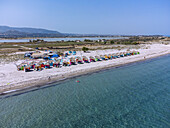 Happy Flamingo Beach bei Tigaki (Tingaki) auf der Insel Kos in Griechenland mit Blick auf den Salzsee Alikes