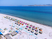 Happy Flamingo Beach bei Tigaki (Tingaki) auf der Insel Kos in Griechenland mit Blick auf die Inseln Avlakia und Kalymnos (Kalimnos)