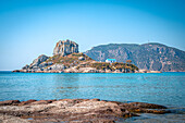 Blick auf eine kleine Kapelle auf der Insel Kastri von Kefalos aus, Kefalos, Kos, Griechenland