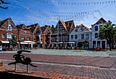 Motiv Hase und Igel am St. Petri-Platz, Gastronomie und Museum, Buxtehude, Niedersachsen, Deutschland