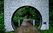 Tor zum Frau-Holle-Park, Frau Holle Rundweg, im Hintergrund die Statue für Frau Holle, Hessisch Lichtenau, Hessen, Deutschland