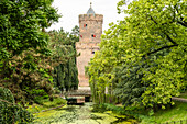  Die Kruittoren (Pulverturm) und ein See im wunderschönen Kronenburgpark in Nijmegen, Niederlande. 