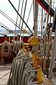 Tauhalterungen auf dem Segelschiff