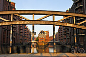  Teehaus und Restaurant Wasserschloss in der Speicherstadt von der Poggenmühlenbrücke aus gesehen, HafenCity-Viertel, Hamburg, Deutschland, Europa 