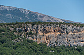  Rocks, rocky outcrops, mountains near the village of Bauduen on Lac de Sainte-Croix, Bauduen, Provence-Alpes-Côte d&#39;Azur, France 