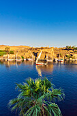 Blick auf den Nil, hier der Nilabschnitt bei Assuan, Ägypten, typische Boote und Landschaft