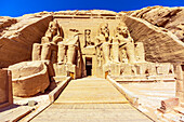 Die Tempel von Abu Simbel sind zwei Felsentempel am Westufer des Nassersee. Sie befinden sich im ägyptischen Teil Nubiens am südöstlichen Rand des Ortes Abu Simbel, Ägypten