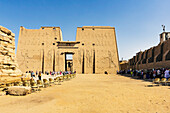 Der Tempel von Edfu ist eine altägyptische Tempelanlage am westlichen Rand der Stadt Edfu in Oberägypten, Ägypten