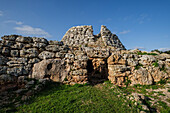 Cornia Nou, konischer Talayot und Gebäude, Maó, Menorca, Balearen, Spanien