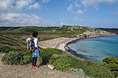 Wanderer am Strand von Tortuga, Naturpark s'Albufera des Grau, Menorca, Balearen, Spanien