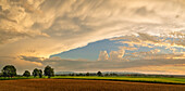 Dramatische Abendstimmung im Weilheimer Moos im Sommer, Weilheim, Bayern, Deutschland