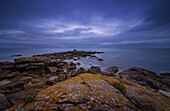 Wolkenverhangener Tag an der Bretonischen Küste, Bretagne, Frankreich, Europa