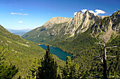 Der See Estany de Sant Maurici und die Bergkette Els Encantats im Nationalpark Aigüestortes i Estany de Sant Maurici von oben gesehen, Katalonien, Spanien, Europa