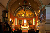 Innenraum und Altar der Kirche Saint-André oder Kirche der Templer in Luz-Saint-Sauveur, Pyrenäen, Frankreich, Europa