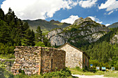 Ruine und die Kirche Iglesia de San Nicolás de Bujaruelo bei Torla-Ordesa, Spanien, Europa