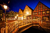 Brücke zur Westfleth in der Nacht, Blick auf historische Bürgerhäuser, Buxtehude, Niedersachsen, Deutschland