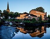 Hafen von Buxtehude im Morgenlicht, Kulturforum und Kirche St. Petri, Buxtehude, Niedersachsen, Deutschland