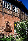  Figure hare and hedgehog, Hoyers Gang, former slum in the old town of Buxtehude, Lower Saxony, Germany 