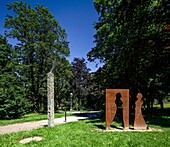  Frau Holle Park, sculpture Goldmarie and Pechmarie on the Frau Holle circular path, Hessisch Lichtenau, Hesse, Germany 