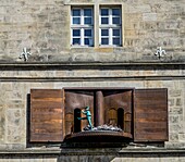 Darbietung des Rattenfänger-Figurenspiels am Hochzeitshaus, Altstadt von Hameln, Niedersachsen, Deutschland