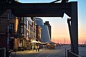 Alte und neue Gebäude am Hafen bei Sonnenuntergang, Stralsund, Mecklenburg-Vorpommern, Deutschland