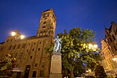 Kopernikus-Denkmal am Rathaus bei Nacht, in Thorn (Torun), Pommern, Polen