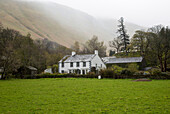  Traditionelles Bauernhaus aus Stein in Howtown, Ullswater, Cumbria, England, Großbritannien 