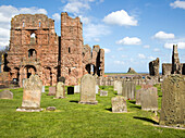  Ruinen der Priorei Lindisfarne, Holy Island, Northumberland, England, Großbritannien 