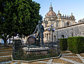  Kathedrale in Jerez de la Frontera, Provinz Cadiz, Spanien mit Tio Pepe-Statue 