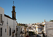  Blick über Gebäude im Dorf Arcos de la Frontera, Provinz Cadiz, Spanien 