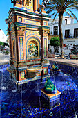  Brunnen auf der Plaza de Espana, Vejer de la Frontera, Provinz Cádiz, Spanien 