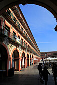  Historische Gebäude auf dem Säulenplatz Plaza de Corredera aus dem 17. Jahrhundert, Cordoba, Spanien 