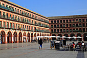  Historische Gebäude auf dem Säulenplatz Plaza de Corredera aus dem 17. Jahrhundert, Cordoba, Spanien 