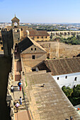 Blick auf die römische Brücke und den Fluss Rio Guadalquivir von Alcazar, Cordoba, Spanien, Alcázar de los Reyes Cristianos