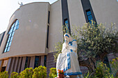  Statue von Mutter Teresa vor der St. Pauls Kathedrale, Tirana, Albanien, Südosteuropa 