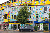  Farbenfrohes Gebäude an der Kreuzung der Straßen Sulejman Delvina und Gjik Kuqali, in der Nähe des Selman Stermasi Stadions, Tirana, Albanien, Südosteuropa 