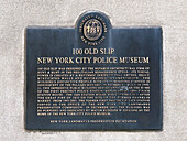  New York City Police Museum, Außentafel des Gebäudes, 100 Old Slip, New York City, New York, USA 