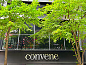  Convene, erstklassige Büro- und Veranstaltungsräume, Gebäudeaußenseite und Firmenschild, New York City, New York, USA 