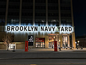  Brooklyn Navy Yard Gebäude 77, Gebäudeaußenseite bei Nacht, Brooklyn, New York City, New York, USA 