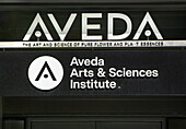  Aveda Arts and Sciences Institute, Nahaufnahme eines Gebäudeschildes, Spring Street, New York City, New York, USA 