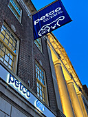  Petco-Geschäft, Gebäudeaußenansicht, Tiefblick in der Abenddämmerung, New York City, New York, USA 