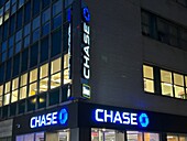  Chase Retail Bank-Büro, Gebäudeaußenseite bei Nacht, New York City, New York, USA 