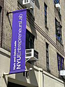  Mark und Debra Leslie NYU Entrepreneurs Lab, New York University, Gebäudeaußenseite und Banner, Greenwich Village, New York City, New York, USA 